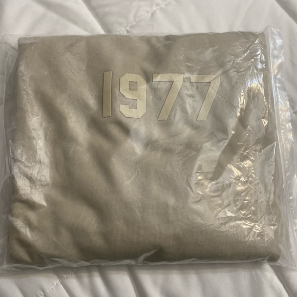 Fear of God Essentials Mock Neck Pullover - Picture 6 of 7